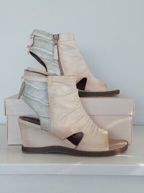 Mjus Italian Made Leather Wedge Cream & Gray Blue Sandals - Size 39 (US 8.5)